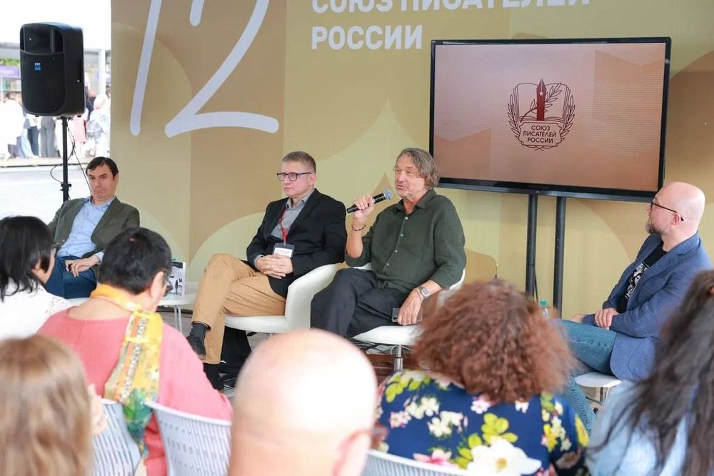 Парадокс Тесея и котенок Гоголя: как на Красной площади препарировали писательскую душу