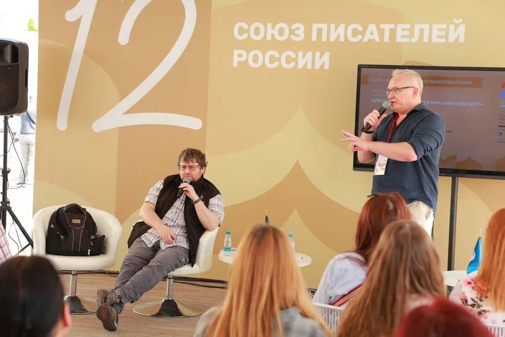 Создавая миры: на площадке СПР фестиваля «Красная площадь» говорили о будущем с писателем-фантастом Эдуардом Веркиным